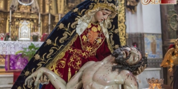El Besamano de las Angustias marca el Viernes de Dolores en Sanlúcar de Barrameda