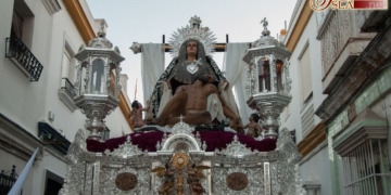 Caridad expone mucho más que un imponente altar de plata en su salida procesional