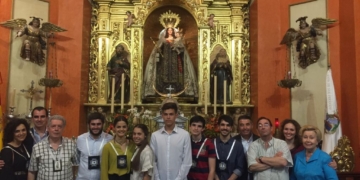 El Grupo Joven de la Misericordia realizó una ofrenda floral a la Virgen del Carmen