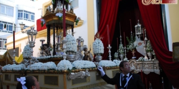 El Corpus parroquial de la Pastora agrupa a los cofrades y vecinos del barrio