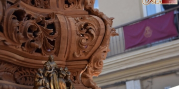 El Ayuntamiento suma al exorno en Semana Santa 150 balconeras y 30 fundas para vallas