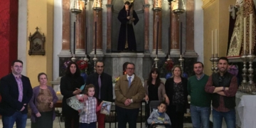 Dos niños reciben los frutos de la túnica más solidaria de Jesús Nazareno