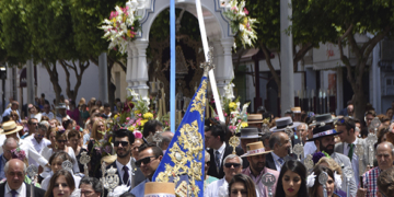 Los isleños arropan en su salida de la ciudad a la Hermandad filial del Rocío