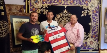 David Barral dona una camiseta y unas botas a la cuadrilla de cargadores del Nazareno