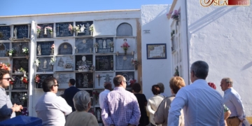 Un azulejo recuerda la manzana de la Virgen de la Caridad en el cementerio isleño