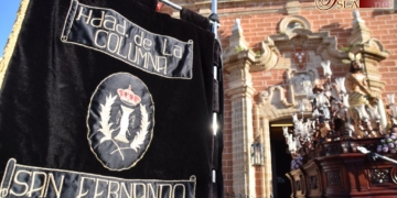 El barrio de la Iglesia Mayor arropa a Columna en una noche de marchas y saetas