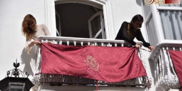 Cavada instala la primera balconera de Semana Santa en la calle Rosario
