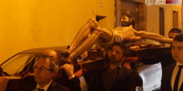 Los parroquianos de San Marcos rezaron el Vía-Crucis por las calles de la feligresía