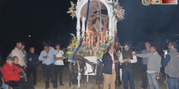 Los rocieros isleños acabaron su primera noche de camino en la playa de las Piletas