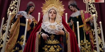 La Virgen de las Penas expuesta en Besamano con el estreno de una diadema
