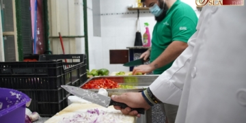 Los cofrades del Huerto cocinan 160 menús para las familias acogidas en Cáritas