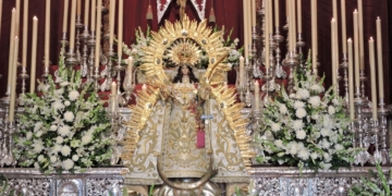 En Cádiz la Mística Palma Coronada en Besamano previo a su salida procesional