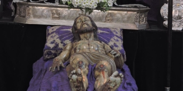 El Santísimo Cristo Yacente de Cádiz en Besapié en la Iglesia de Santa Cruz